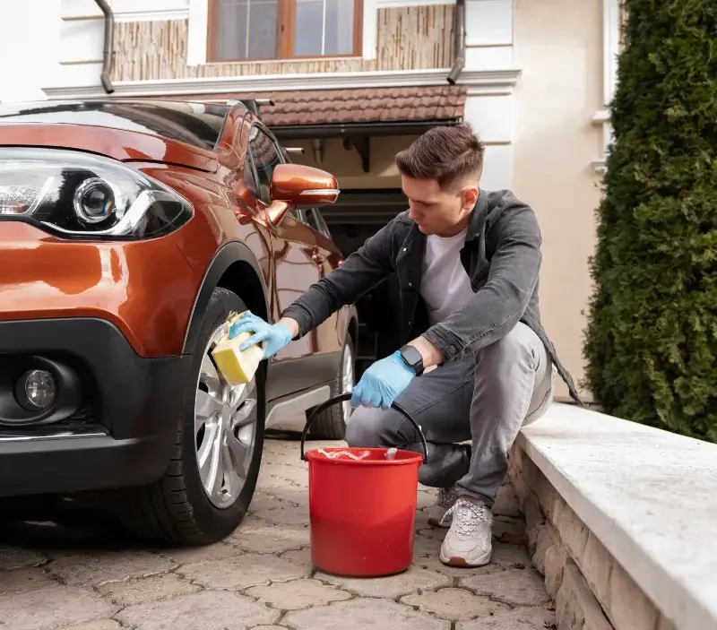 Lavage auto à domicile Le Merlerault : professionnel intervenant sur un véhicule